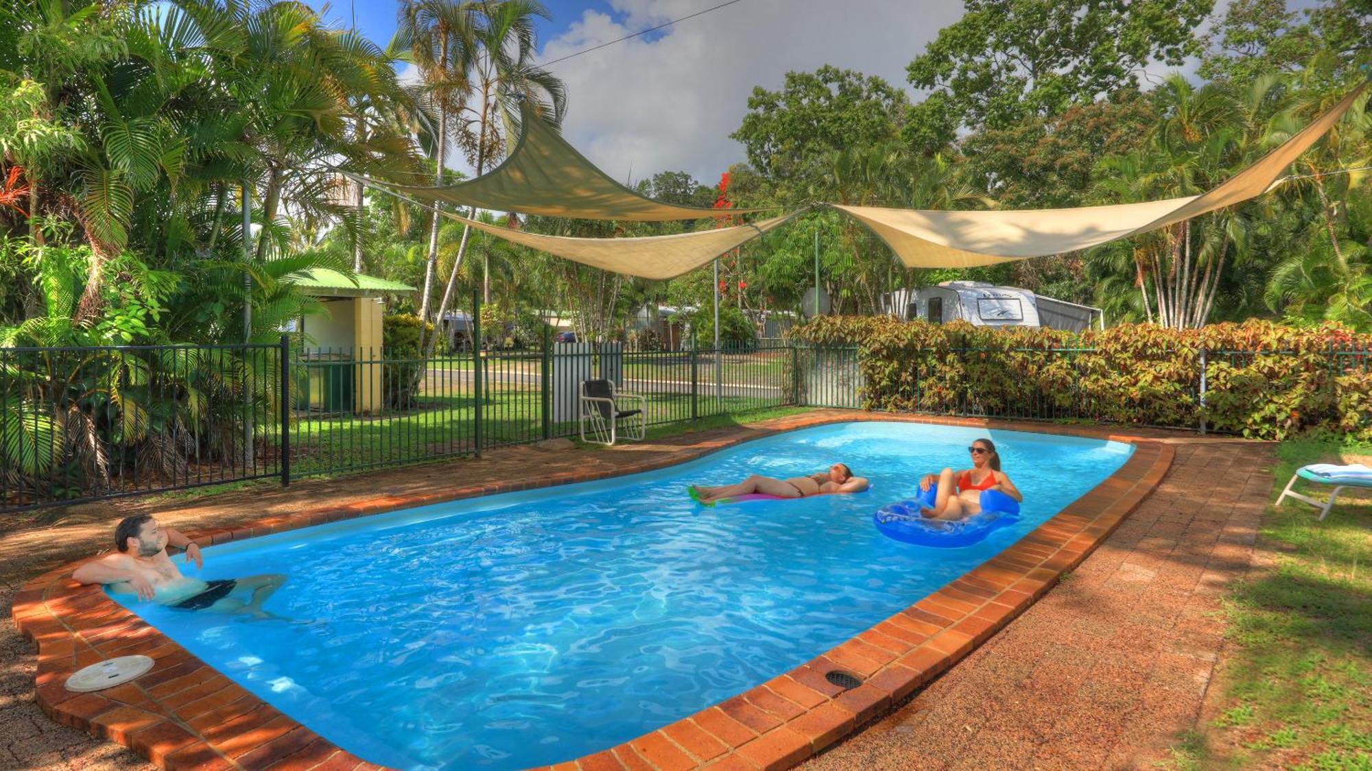 Flying Fish Point Tourist Park Hotel Innisfail Exterior photo